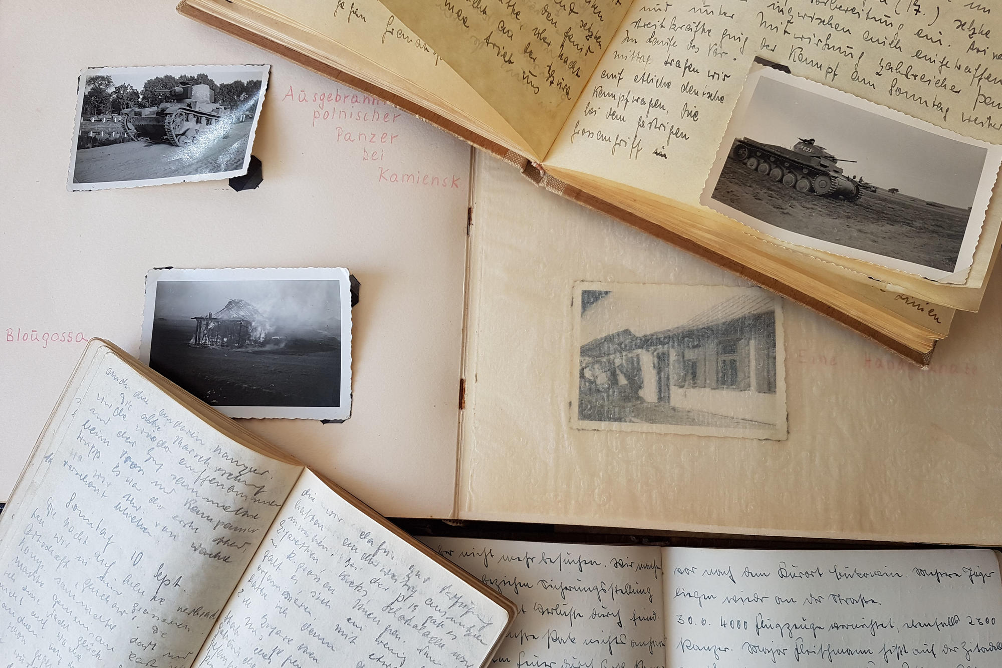 Auf den Aufruf hin wurden mehr als 1000 Fotos und rund 340 Seiten Tagebücher und Briefe an das Kuratoren-Team geschickt.