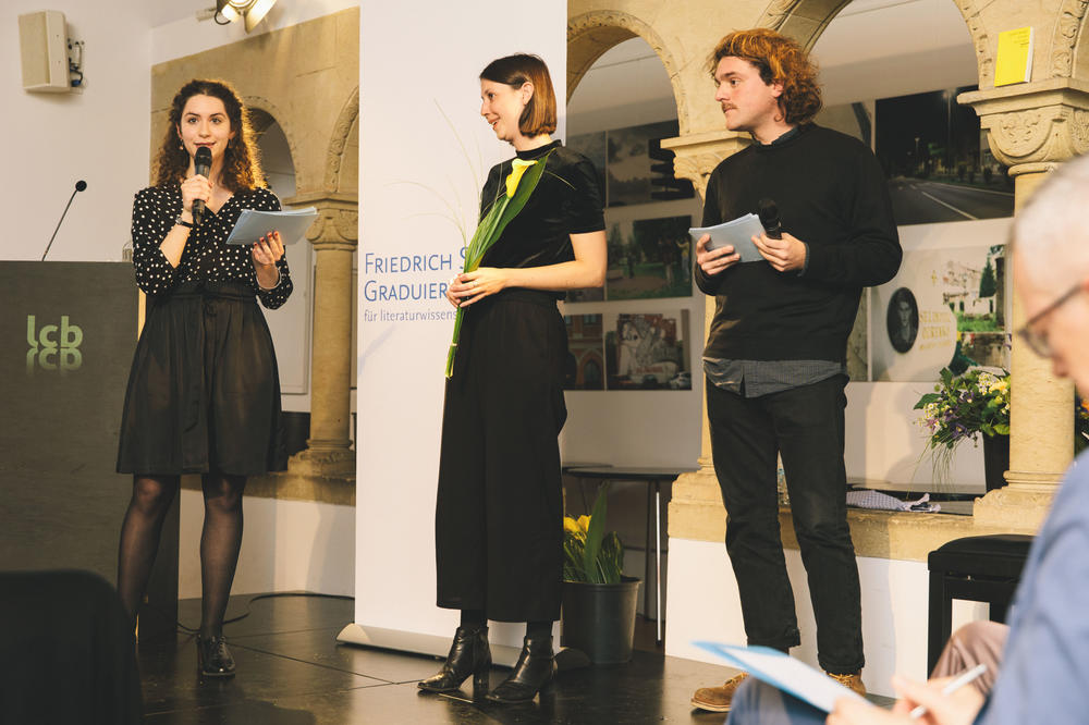 Hanan Natour (l.) und Lukas Schramm (r.) moderierten den Abend und stellten die neuen Promovierenden vor.