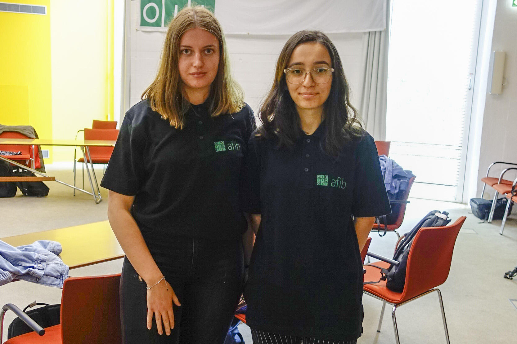 Megisjana Rami (r.) und Megi Dauti (li.) im afib-Outfit.