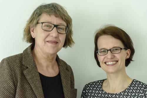 Meike Hoffmann (li.), promovierte Kunsthistorikerin an der Freien Universität, und Christine Howald (re.), promovierte Historikerin an der Technischen Universität, planen einen universitätsübergreifenden Studiengang Provenienzforschung.