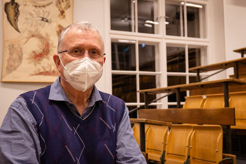 Biologieprofessor Peter Hammerstein von der Humboldt-Universität im Hörsaal der Zoologie an der Freien Universität Berlin