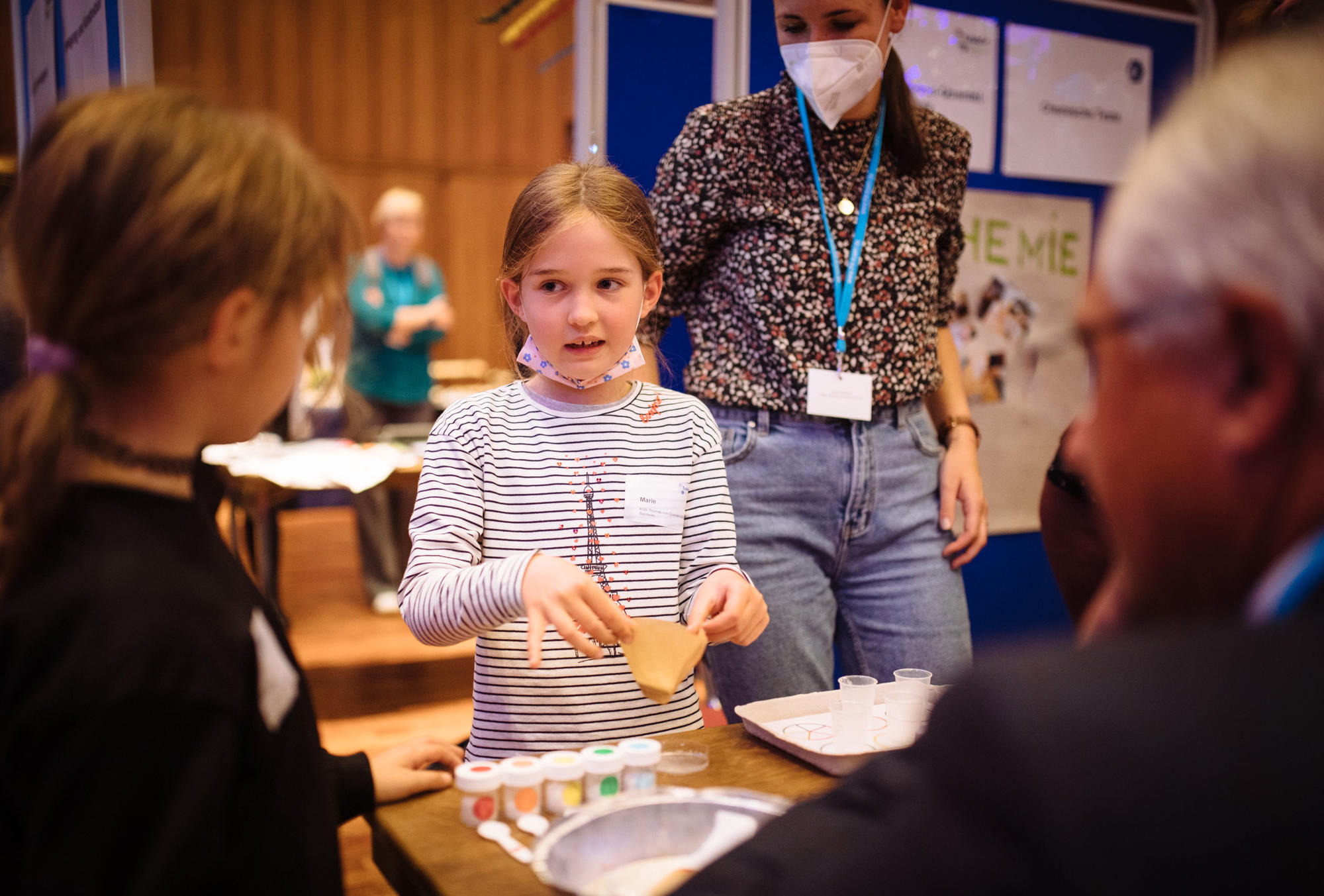 … oder „Chemische Tests“. Seit Beginn des Projektes vor 15 Jahren haben in den Schulen in Berlin, Brandenburg und im Rheinland inzwischen Hunderttausende Grundschulkinder Phänomene aus Naturwissenschaften und Technik entdeckt.