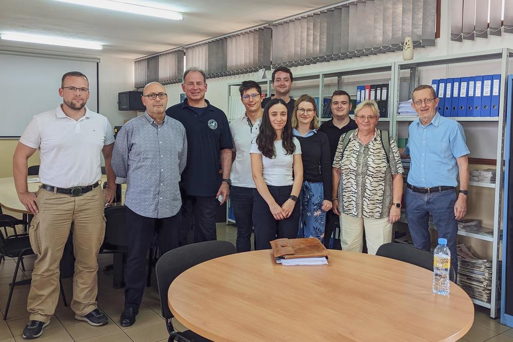 Gruppenfoto mit Mitarbeitenden der Integration Group am Instituto Industrial de Maputo und Stefan Bavar (3.v. li.).
