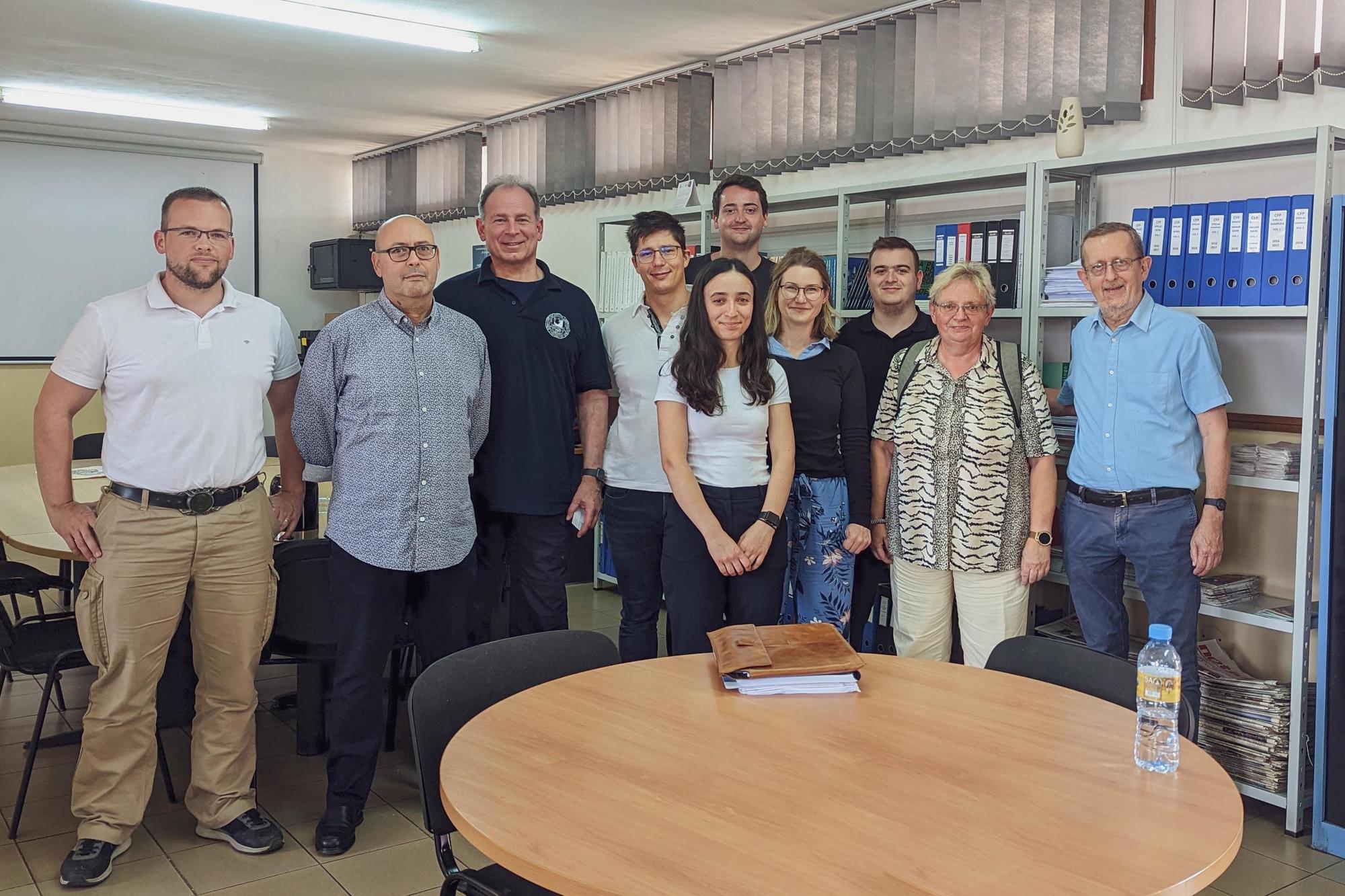 Gruppenfoto mit Mitarbeitenden der Integration Group am Instituto Industrial de Maputo und Stefan Bavar (3.v. li.).