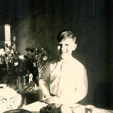 Michael Synowzik als 11-jähriges Kommunionkind. Auf seinen Erlebnissen beruht das Projekt.