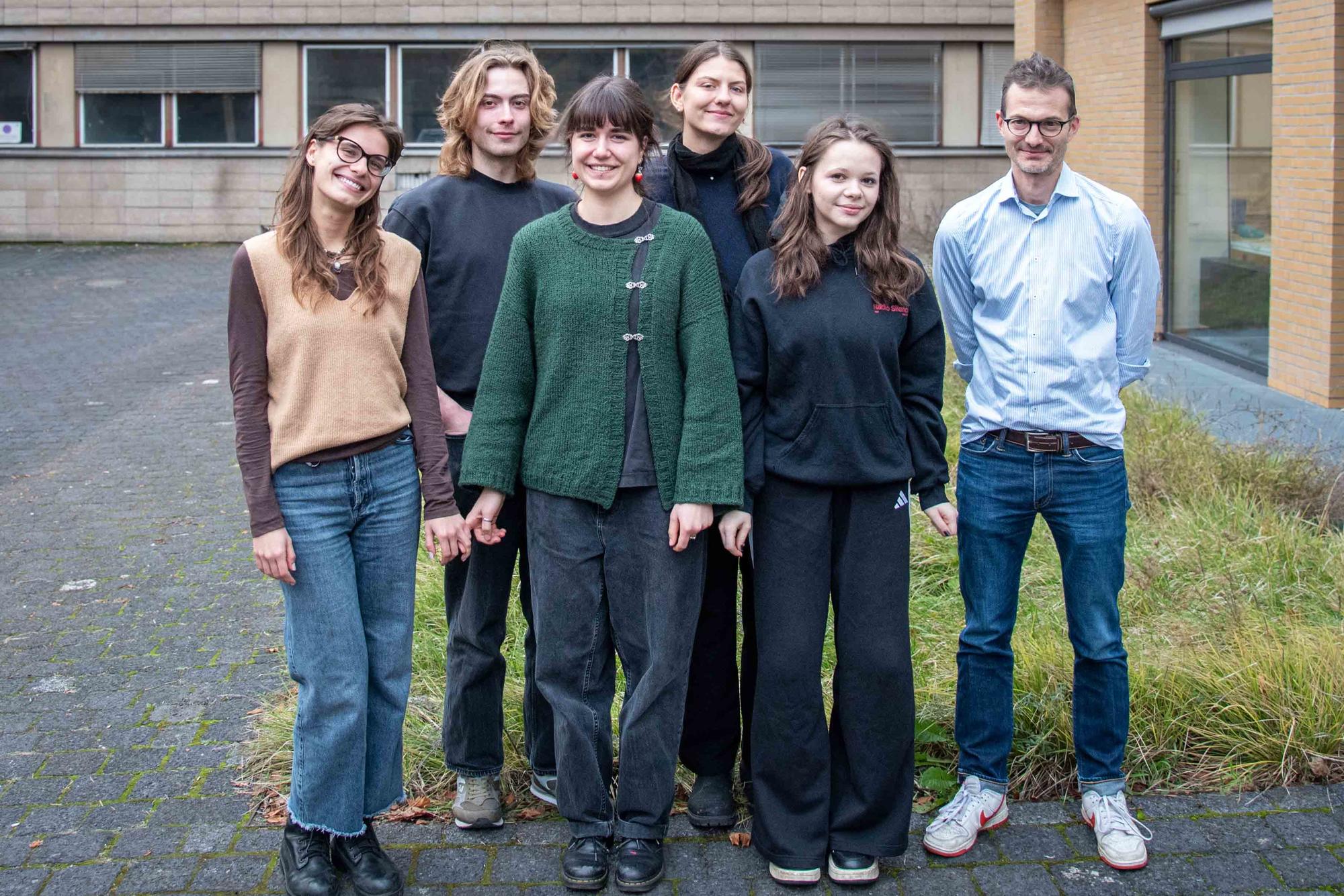 Freitagnachmittag steht die Rettung der Welt auf dem Stundenplan: (v.l.n.r.) Elina Zlatanova , Jonas Lehmann, Elisa Schwiegelshohn, Marie-Sophie Gränert, Anastasia Turta und Florian Heyd.