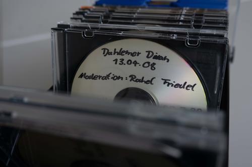 Die Radiosendung Dahlemer Diwan hatte der 2009 verstorbene Komparatistikprofessor Gert Mattenklott initiiert: zu Ausbildungszwecken. Eingeübt werden sollte so auch, Wissenschaft klar zu kommunizieren.