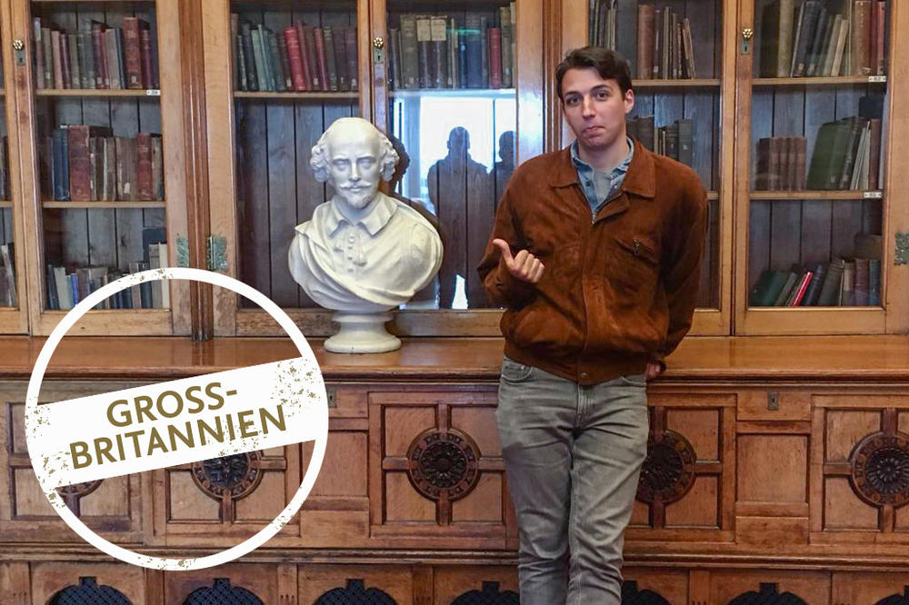 To Brexit or not to Brexit? Ben Heiden neben einer Shakespeare-Büste.