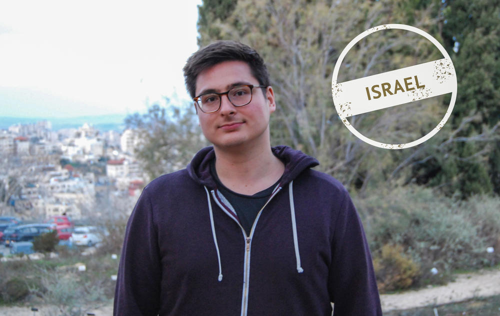 Das Bild zeigt Julian Jestadt im Botanischen Garten in Jerusalem. Die 1931 begründete Anlage befindet sich auf dem Campus der Hebrew University.