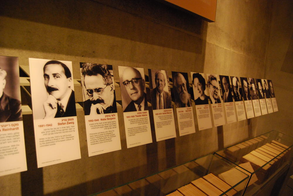 Eine Tafel in Yad Vashem erinnert an die vielen Intellektuellen und Wissenschaftler, die vor den Nazis fliehen mussten, unter ihnen Albert Einstein, Walter Benjamin und Theodor W. Adorno.