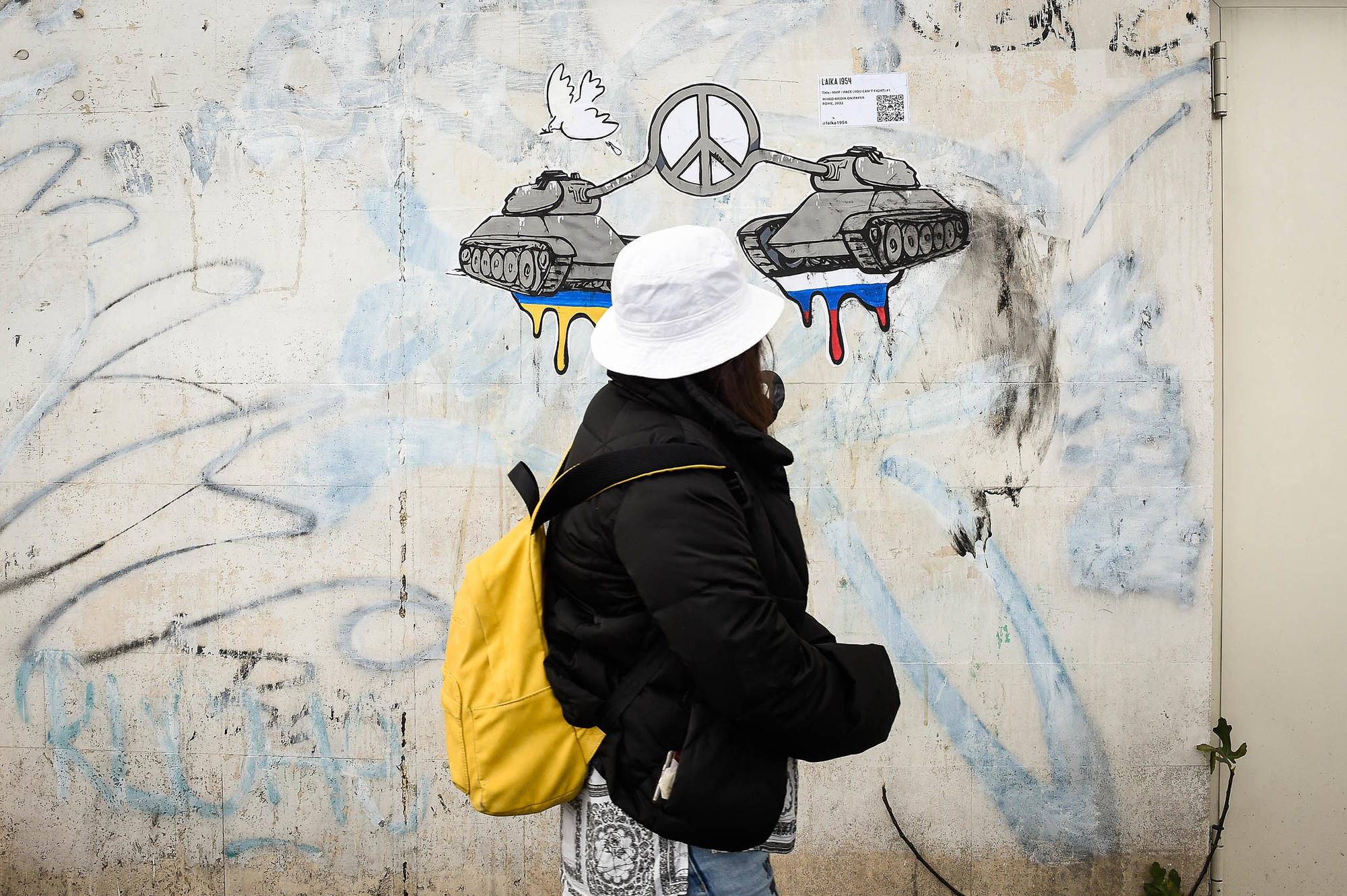 „Frieden“ – ein Wandbild der Streetart-Künstlerin Laika. Die Künstlerin hat zwei identische Plakate in der Nähe der russischen und ukrainischen Botschaft in Rom angebracht.