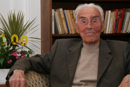 Fit mit 100? Professor Heinz Reinhold geht täglich mehrere Stunden an der frischen Luft spazieren.