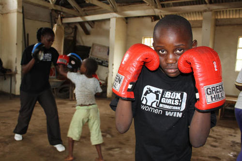 Junge kenianische Boxer trainieren bei "Boxgirls Nairobi", einem Projekt, das von Heather Cameron mitbegründet worden ist