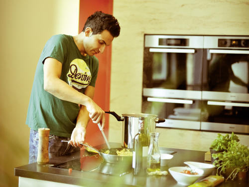 Vom Junkfood-Fan zum Starkoch für vergane Ernährung: Physik-Student Attila Hildmann hat sich das Kochen selbst beigebracht.