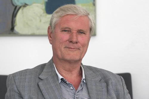 Hat den Übergang zum digitalen Katalog- und Ausleihwesen der Universitätsbibliothek der Freien Universität Berlin begleitet: Prof. Dr. Ulrich Naumann.