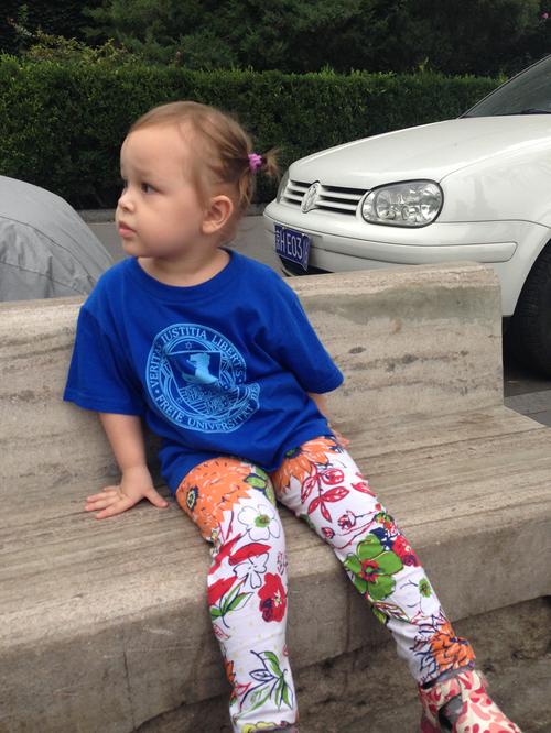 Meihan trägt im Kindergarten ein T-Shirt der Freien Universität.