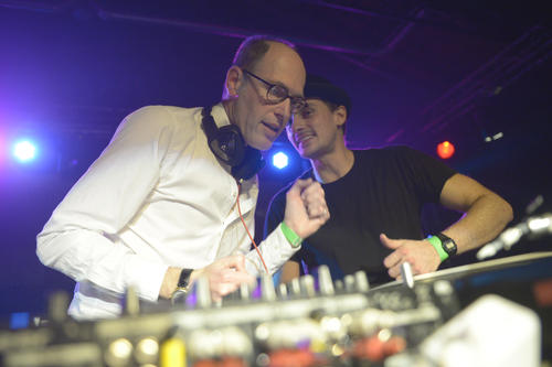 Amateur-DJ und Profi: Der Präsident ließ sich kurz in die Technik des Mischpults einweisen. Und legte dann los.
