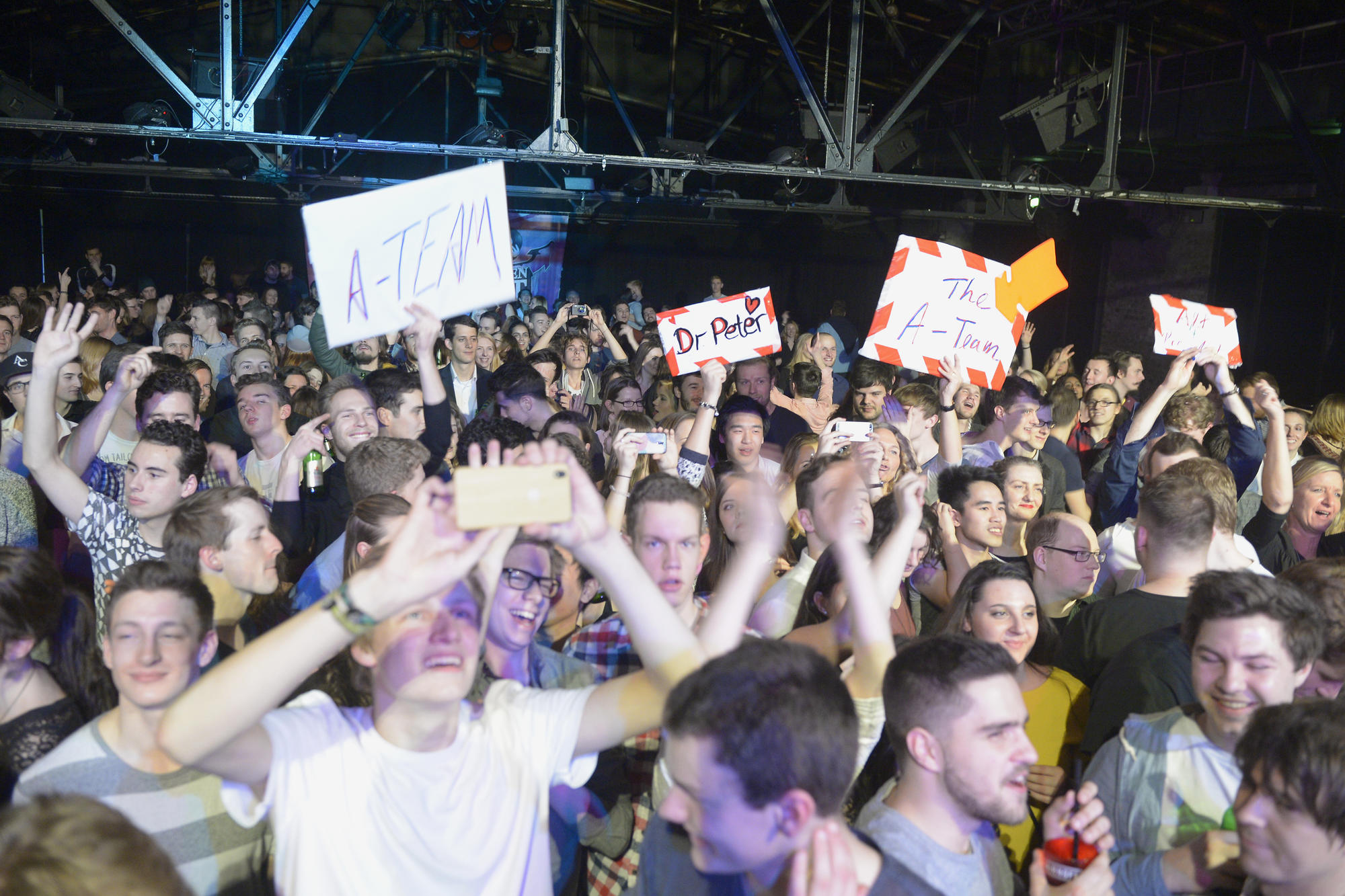 ...heizte den tanzenden Studierenden von Anfang an ein.