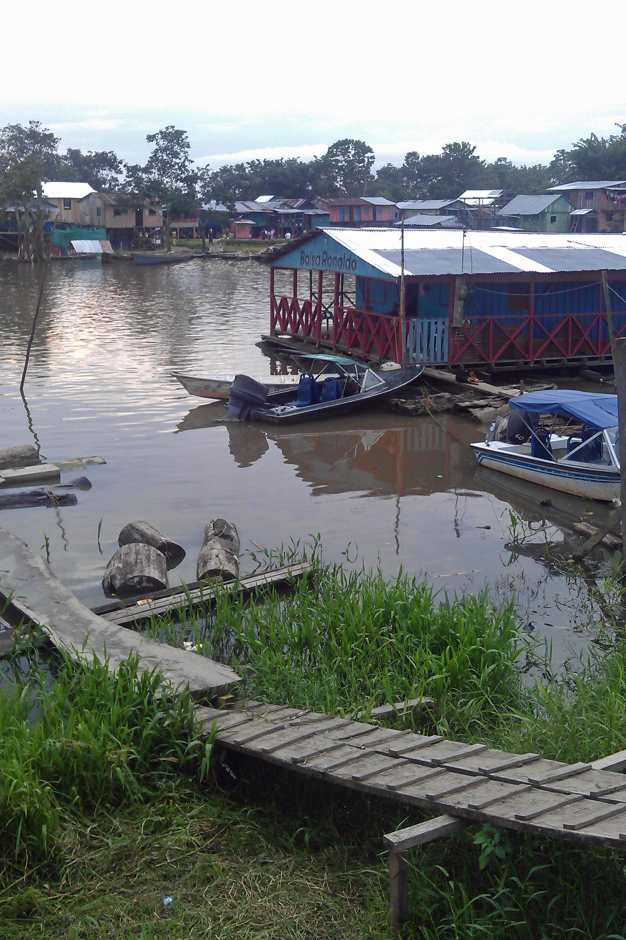 Das Grenzgebiet zu Brasilien – hier der Hafen von Leticia – ist Gegenstand von Markus Raucheckers Forschung.
