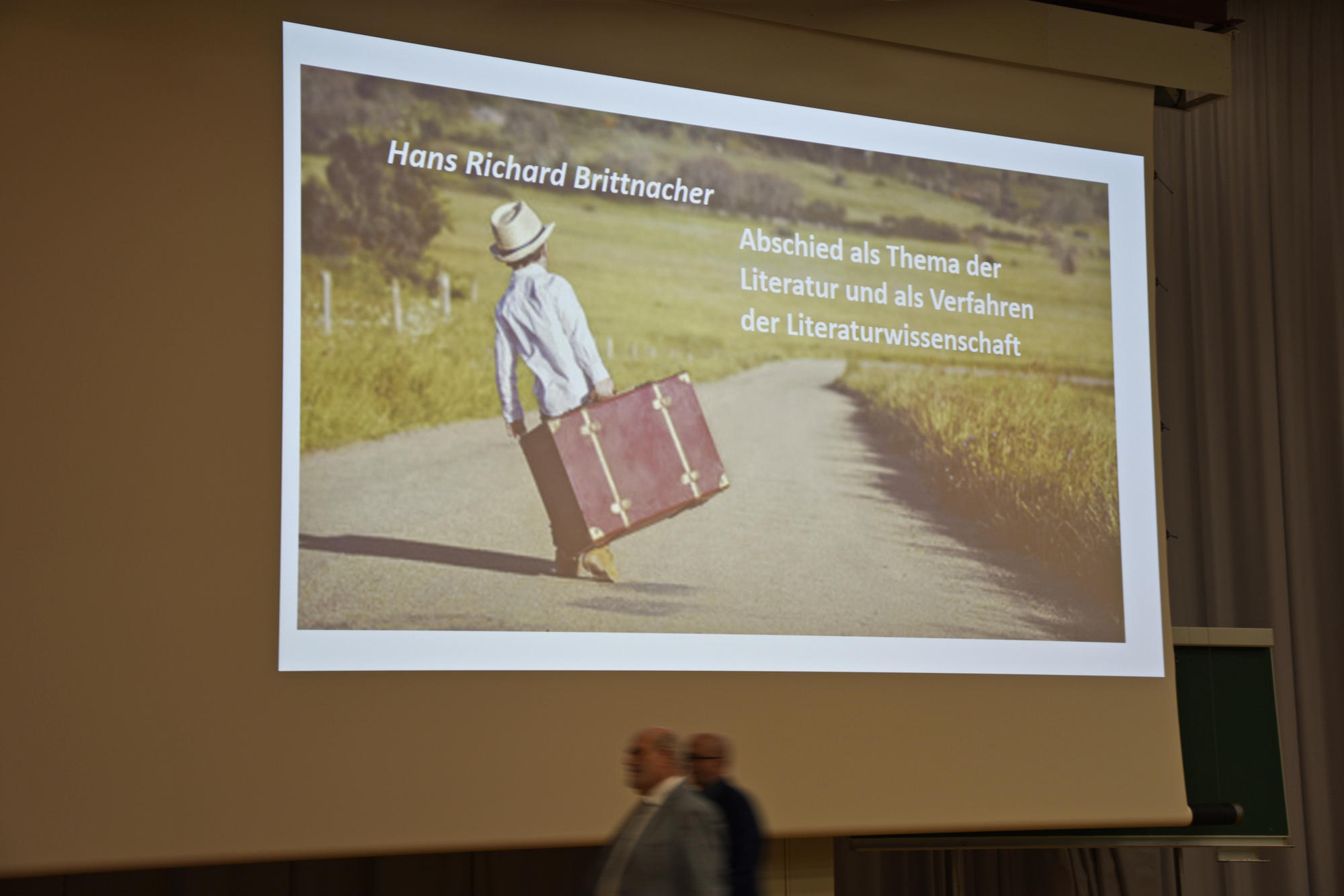 Hans Richard Brittnacher wählte sich das Bild von einem Jungen, der sich mit einem großen Koffer auf den Weg macht. Fortschleppen möchte er die Terminologie einer annexionslüsternen Kulturwissenschaft.