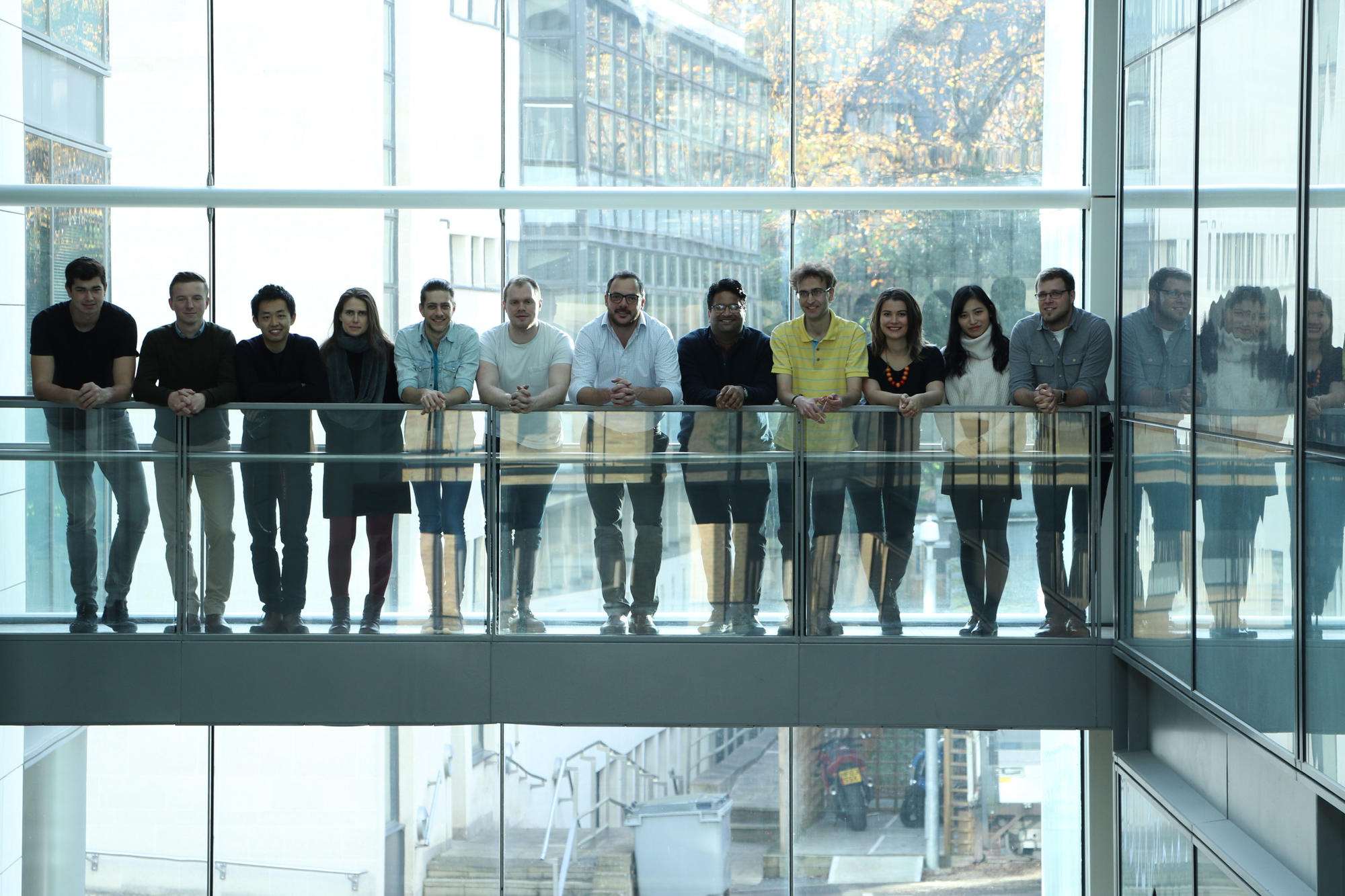 Philipp Kukura (7. v. l.) mit seinem Team an der University of Oxford.