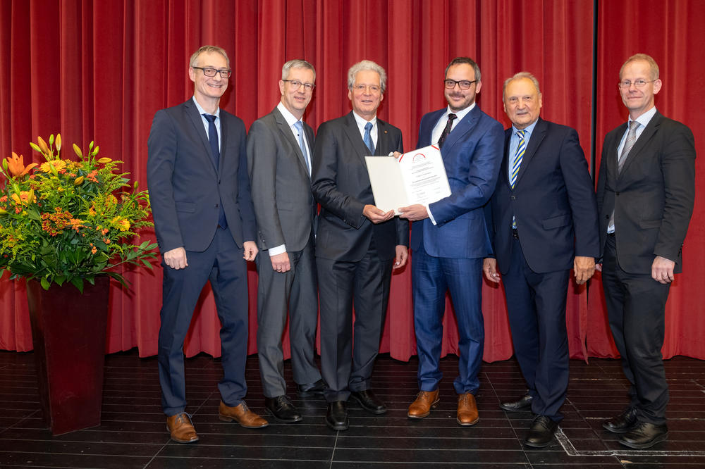Christian Luft (Staatssekretär im BMBF), Universitätspräsident Prof. Dr. Günter M. Ziegler, Dr.-Ing. Lothar Wilhelmy (Dr. Wilhelmy-Stiftung), Preisträger Prof. Dr. Philipp Kukura, Peter Lange (Otto-Klung-Stiftung) und Prof. Dr. Eckart Rühl (v.l.n.r.)