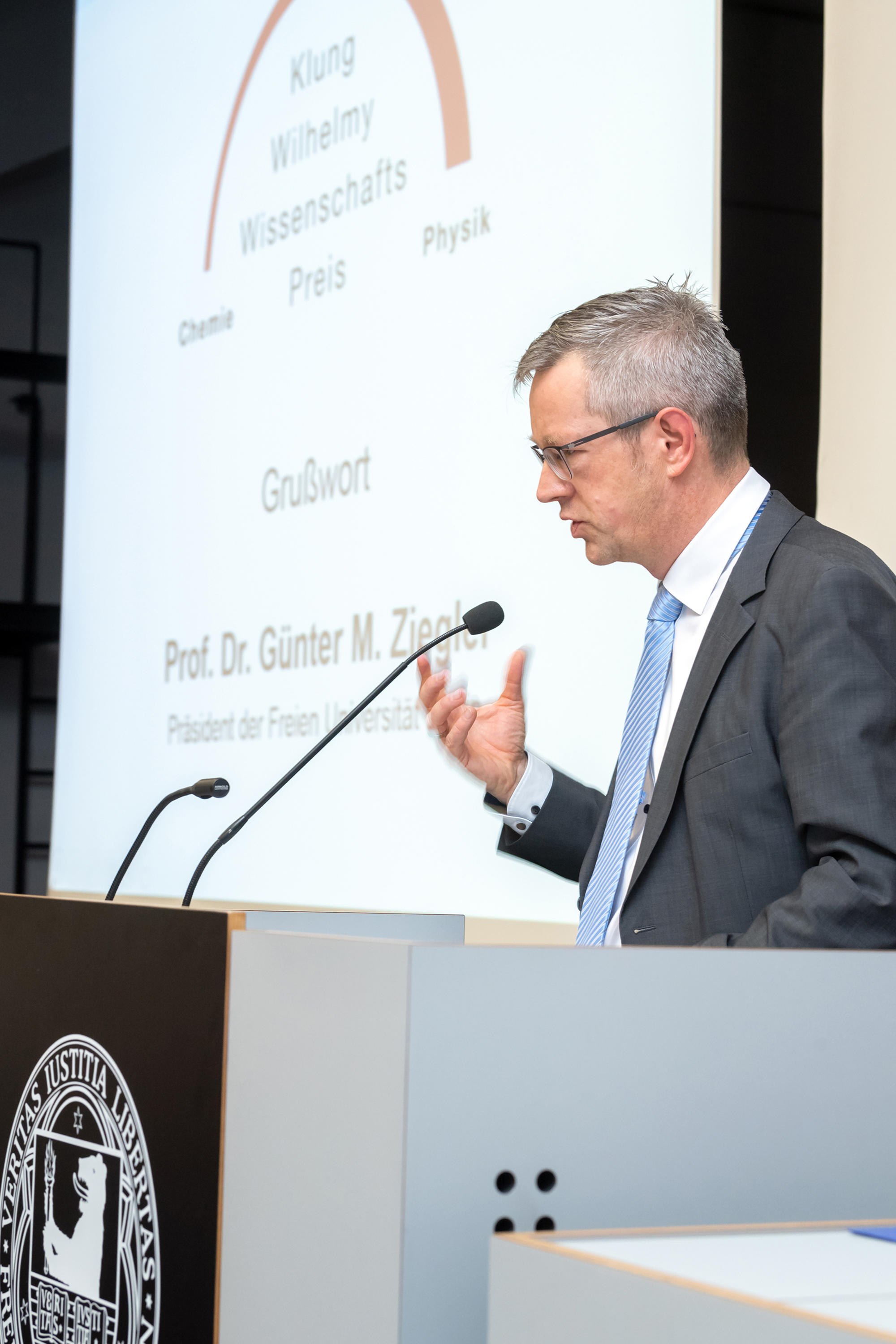 Universitätspräsident Günter M. Ziegler hielt ein Grußwort.