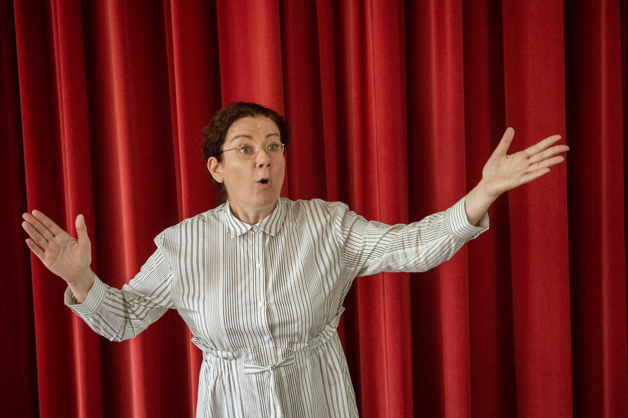 Schauspielerin Anita Zieher lässt Emmy Noether auf der Bühne lebendig werden.