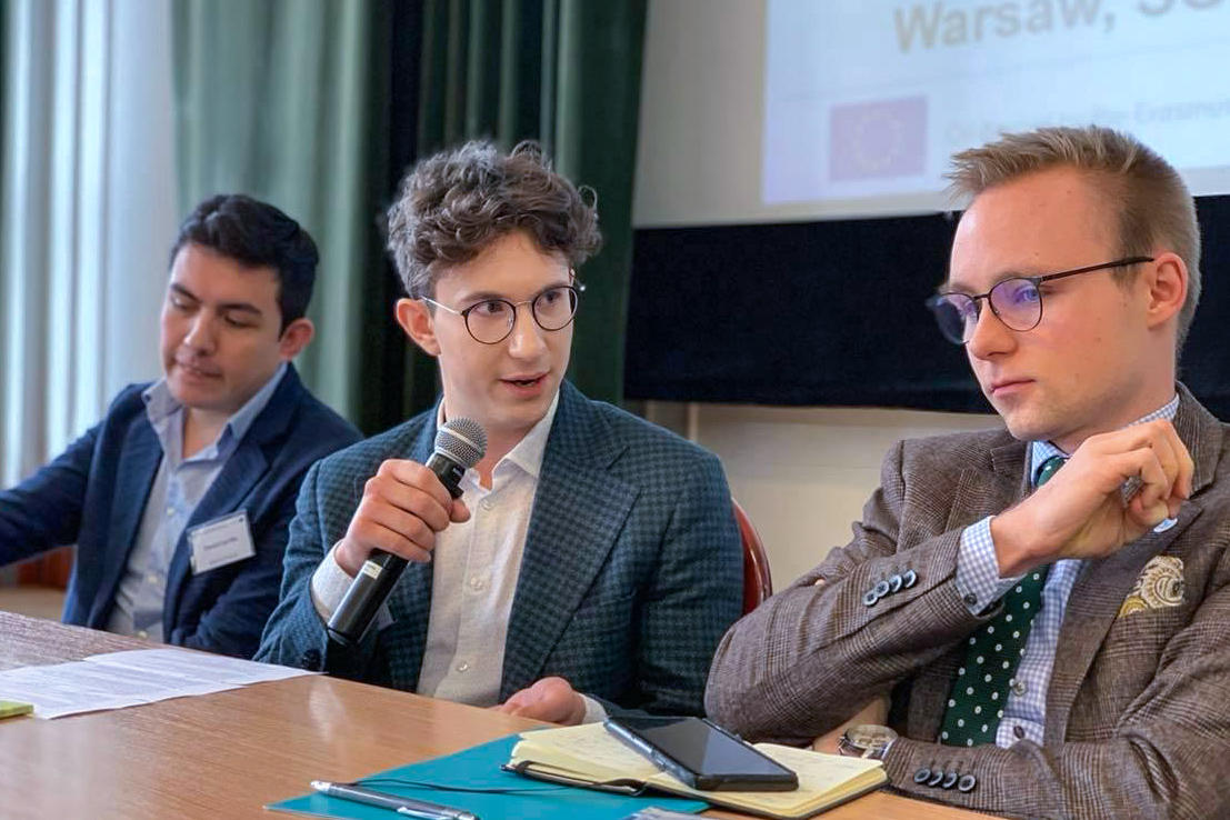 Piotr Larysz (Mitte) im Gespräch mit einem Konferenzteilnehmer.