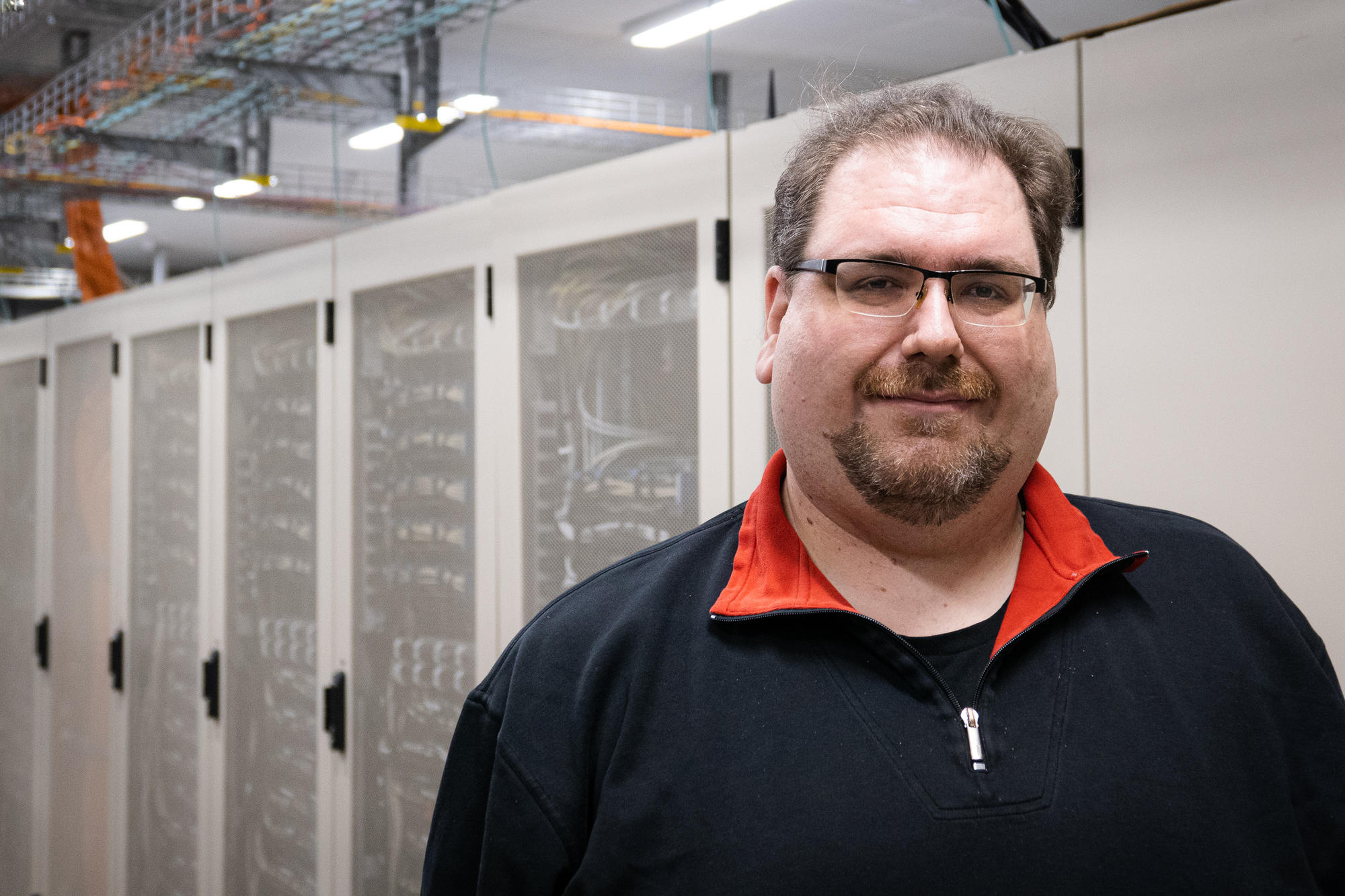 Porträtfoto von Johannes Posel, amtierender IT-Sicherheitsbeauftragter der Freien Universität Berlin, im Serverraum