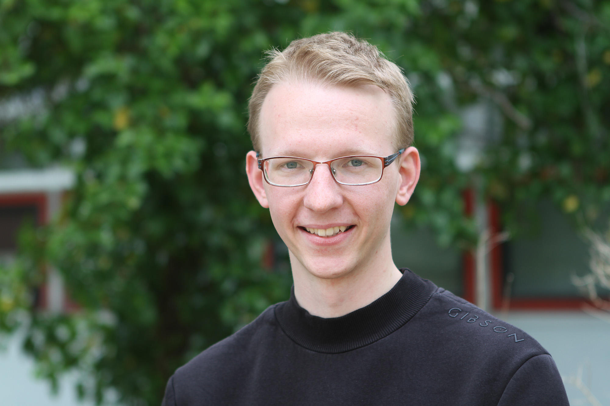 Porträtfoto von Florian Hirsch im Grünen