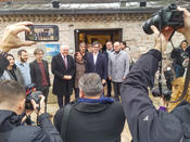 Nach Filmvorführung und Gespräch mit Filmschaffenden zum Film „Land des Honigs“ im Čifte Hamam in der Altstadt Skopjes: Zwischen Bundespräsident und dem mazedonischen Präsidenten Stevo Pendarovski die Hauptdarstellerin Hatidže Muratova.