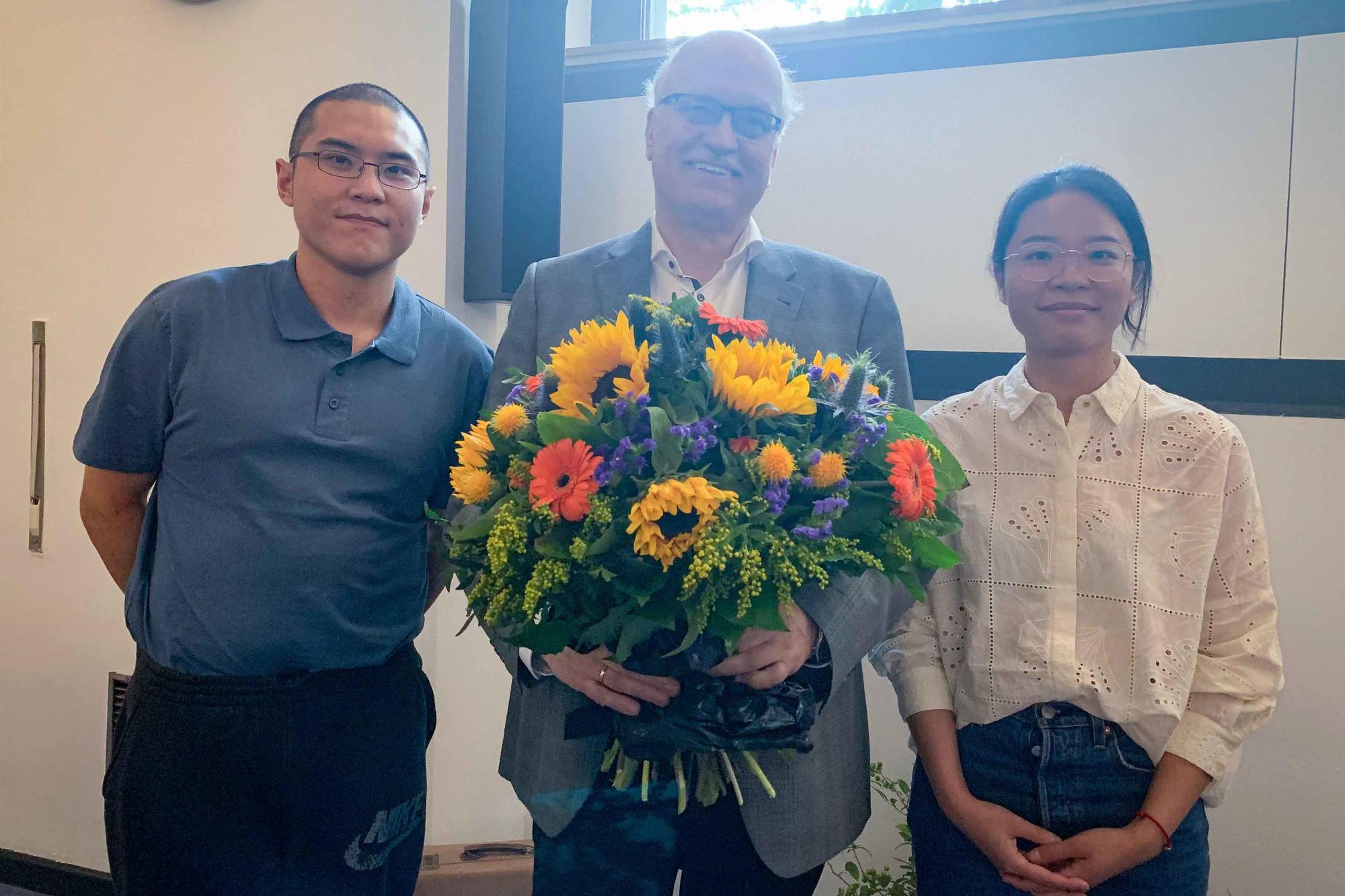 Zwei Studierende der Peking-Universität, die im Rahmen des Programms des Zentrums für Deutschlandstudien (ZDS) an der FU studieren, bedankten sich bei Prof. Dr. Arnd Bauerkämper für die akademische Betreuung.