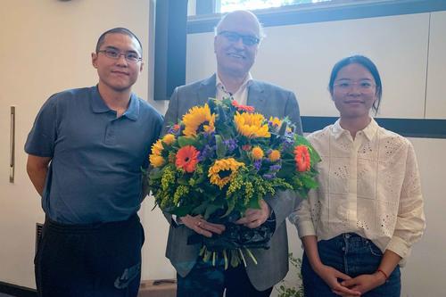 Zwei Studierende der Peking-Universität, die im Rahmen des Programms des Zentrums für Deutschlandstudien (ZDS) an der FU studieren, bedankten sich bei Prof. Dr. Arnd Bauerkämper für die akademische Betreuung.