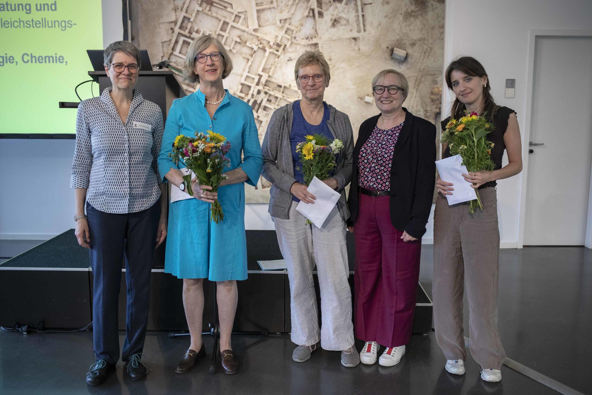 Corinna Tomberger (erste v. l.) und Verena Blechinger-Talcott (vierte v. l.) verabschieden Constance Scharff, Brigitte Reysen-Kostudis und Mariam Duduchava aus dem Amt.