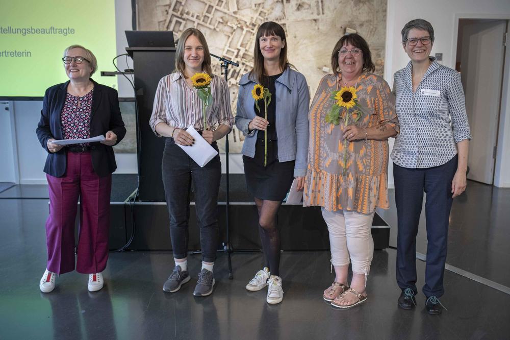 Blumen zum Amtsantritt der Frauen- und Gleichstellungsbeauftragten am FB Biologie, Chemie, Pharmazie: Erste VP Blechinger-Talcott, Anna Magdalena Sturm (Stv.), Dr. Sarah Huch (Stv.), wiedergewählt Christine Eßmann-Stern, C. Tomberger (v.l.nr.)