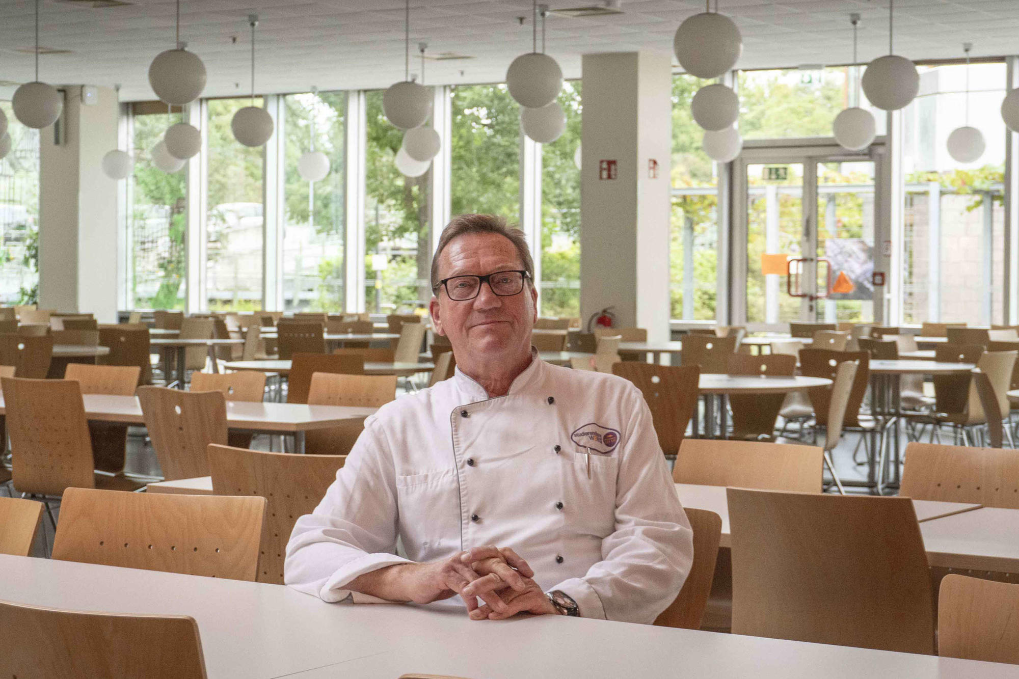 Thomas-Arne Jarocki in der Hauptmensa II der Freien Universität. Über mehr als vierzig Jahre hinweg hat der Mensaleiter täglich rund 4 000 Gäste bewirtet.