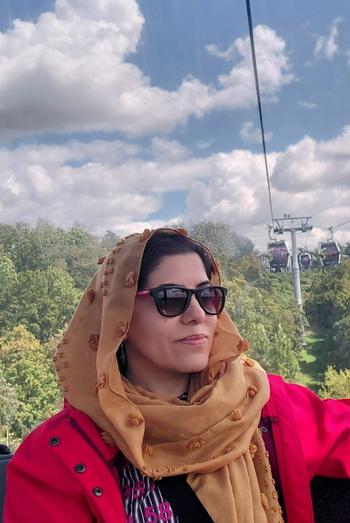 Abida Bano unterwegs in der Seilbahn über den Gärten der Welt