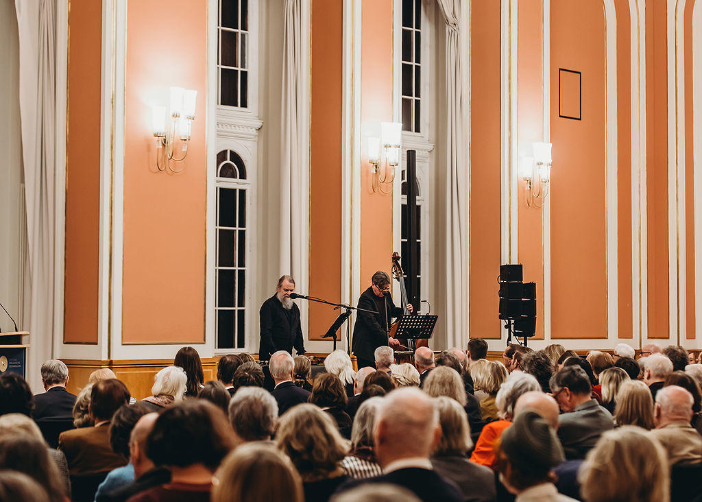 Henry Mex und Dietrich Petzold begleiteten die Preisverleihung im Festsaal des Roten Rathauses mit drei Musikstücken