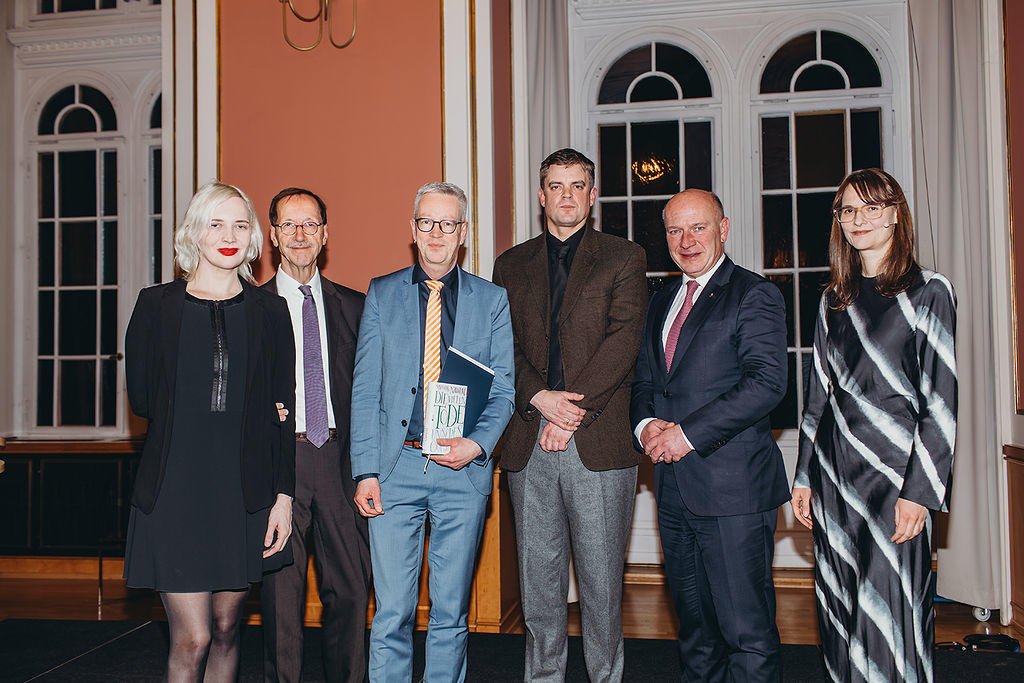 Im Blitzlicht (von links): Laudatorin Juliane Liebert, Stiftungsvorsitzender Hans Gerhard Hannesen, Universitätspräsident Professor Günter M. Ziegler, Preisträger Matthias Nawrat, Bürgermeister Kai Wegner und Moderatorin Nadine Kreuzahler