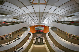 Ansprechende Lernatmosphäre in der Philologischen Bibliothek der Freien Universität.