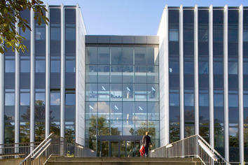 The Friedrich Meinecke Institute of History and the Art History Institute are located on Koserstraße 20.