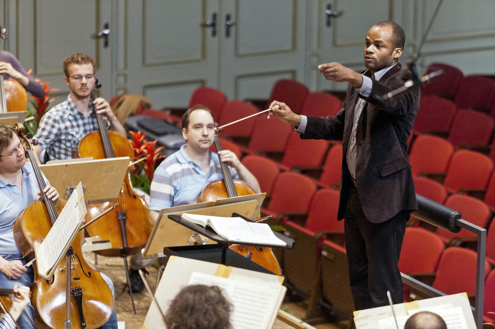 Committed to people of color in classical music: The photo shows Brandon Keith Brown in rehearsal at the Tonhalle concert hall in Zurich in 2012.