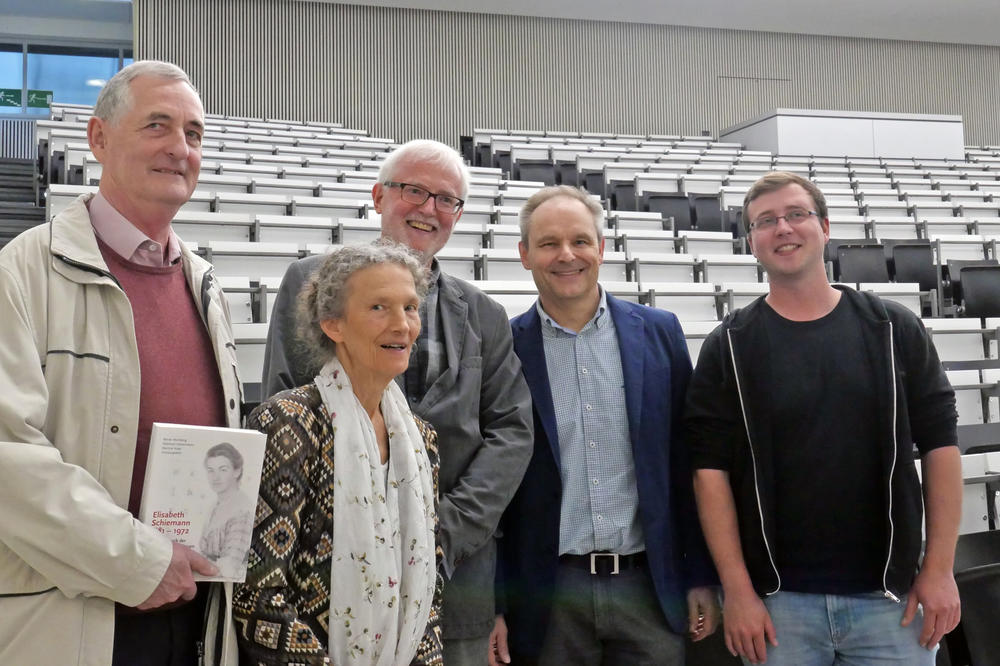 Friede-Renate Weigel (2nd from left), Schiemann’s great-niece; Daniel Wewer (far right), Thomas Schmülling (2ndfrom right), initiators of the lecture; Reiner Nürnberg (far left) and Ekkehard Höxtermann (3rd from left), co-editors of research volume