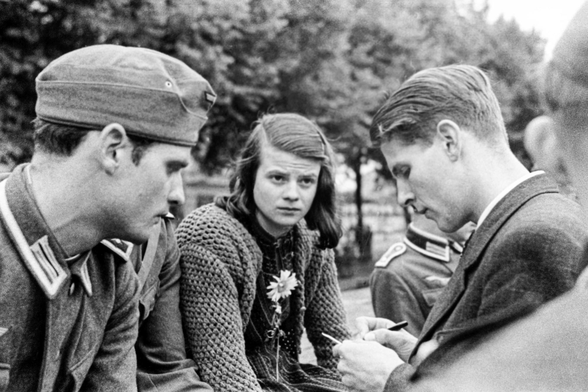 Members of the White Rose resistance group: Sophie Scholl between her brother Hans Scholl (at left) and Christoph Probst. The photo shows the students on July 22, 1942, at the military collection point at the Ostbahnhof train station in Munich.