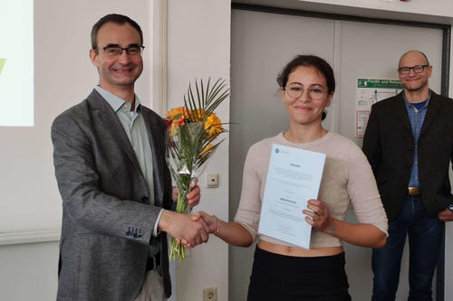 Jörg Aschenbach, associate dean for education at the Department of Veterinary Medicine, congratulating Carine Hadjadene on her achievement. She was presented with the award during the department’s introductory event for first-semester students.