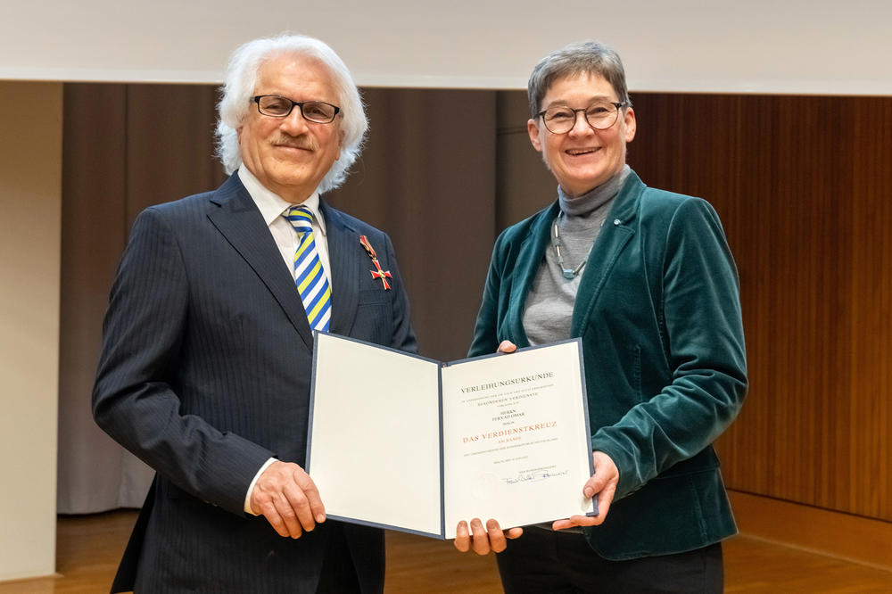 Feryad Fazil Omar received the medal and award certificate from Ulrike Gote, Senator for Higher Education and Research in the State of Berlin.