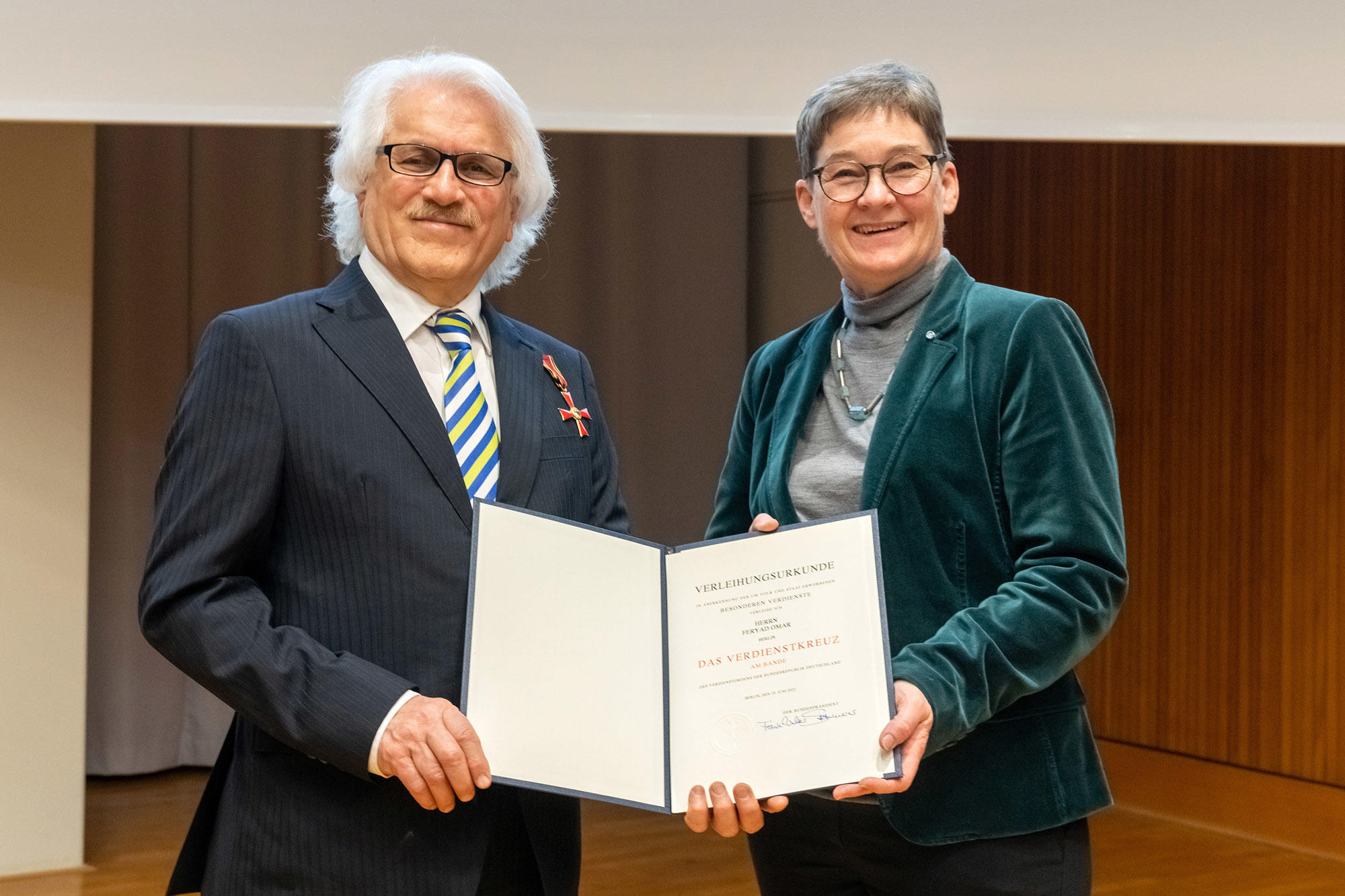 Feryad Fazil Omar received the medal and award certificate from Ulrike Gote, Senator for Higher Education and Research in the State of Berlin.