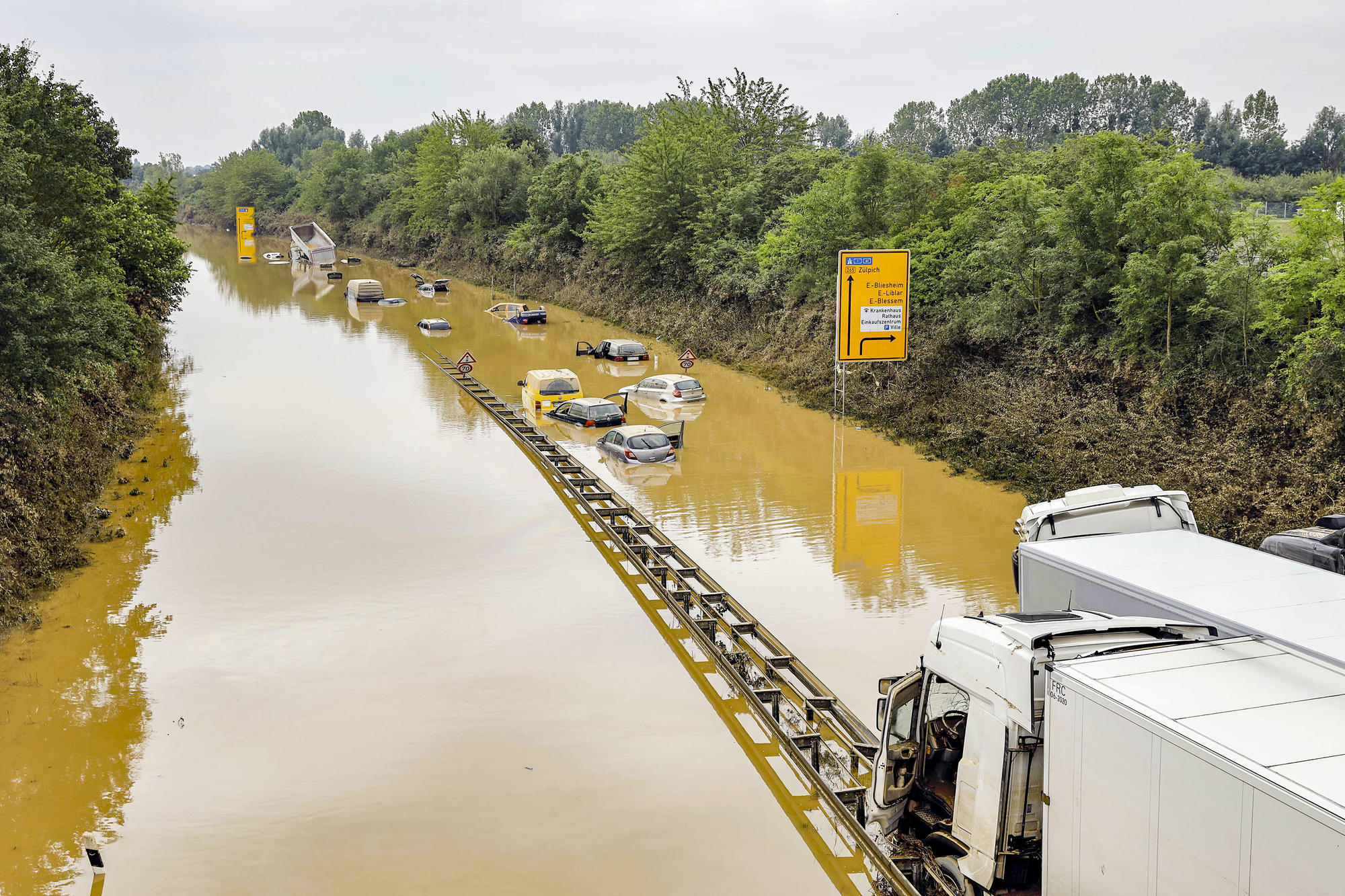 In July 2021 cars and trucks on the highway near Erftstadt-Liblar in North Rhine-Westphalia were surprised by masses of water.