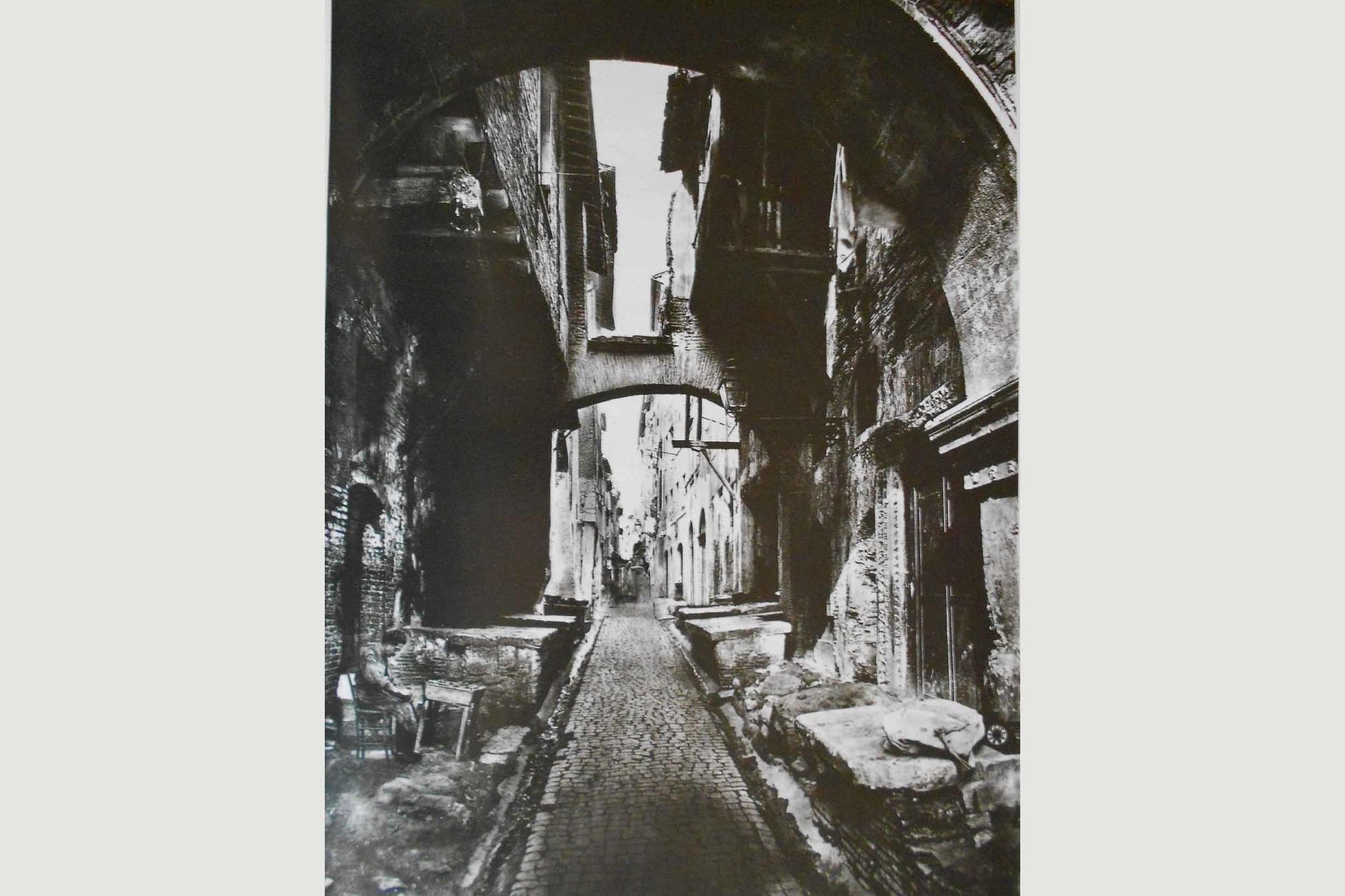 Ostracized and segregated in papal Rome. The Via del Portico d’Ottavia in the Roman Ghetto around 1860. The three-hectare area on the left bank of the Tiber was the last ghetto in western Europe prior to the Nazi period. It was liberated in 1870.